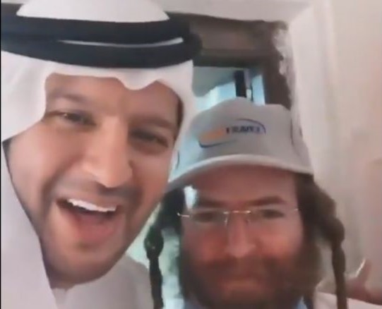 فيديو : إماراتي يقبّل رأس إسرائيلي